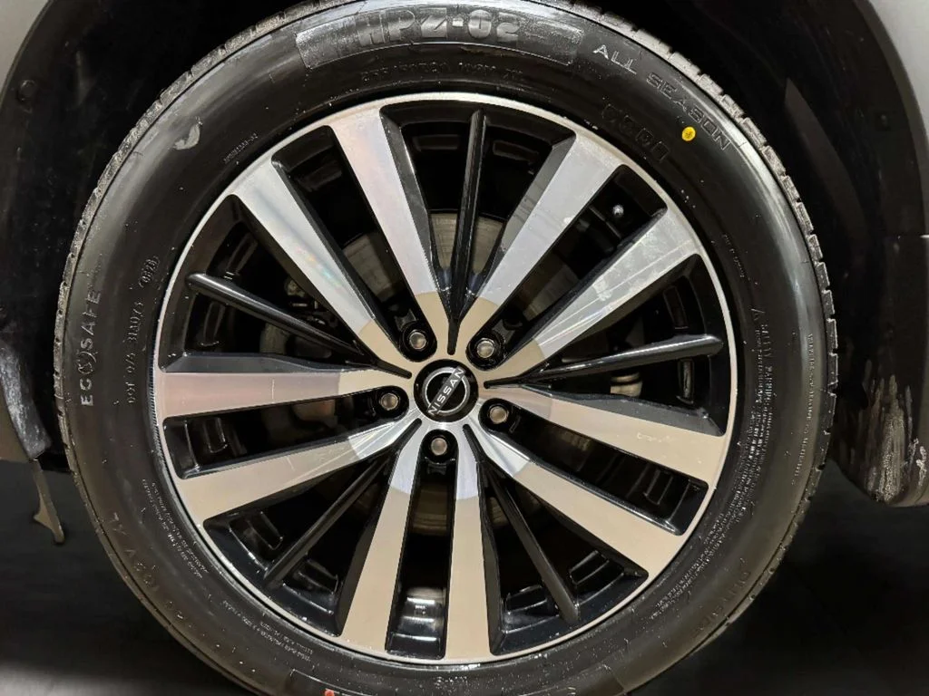 Certified Used 2024 Pearl White Tricoat Nissan Platinum image 33