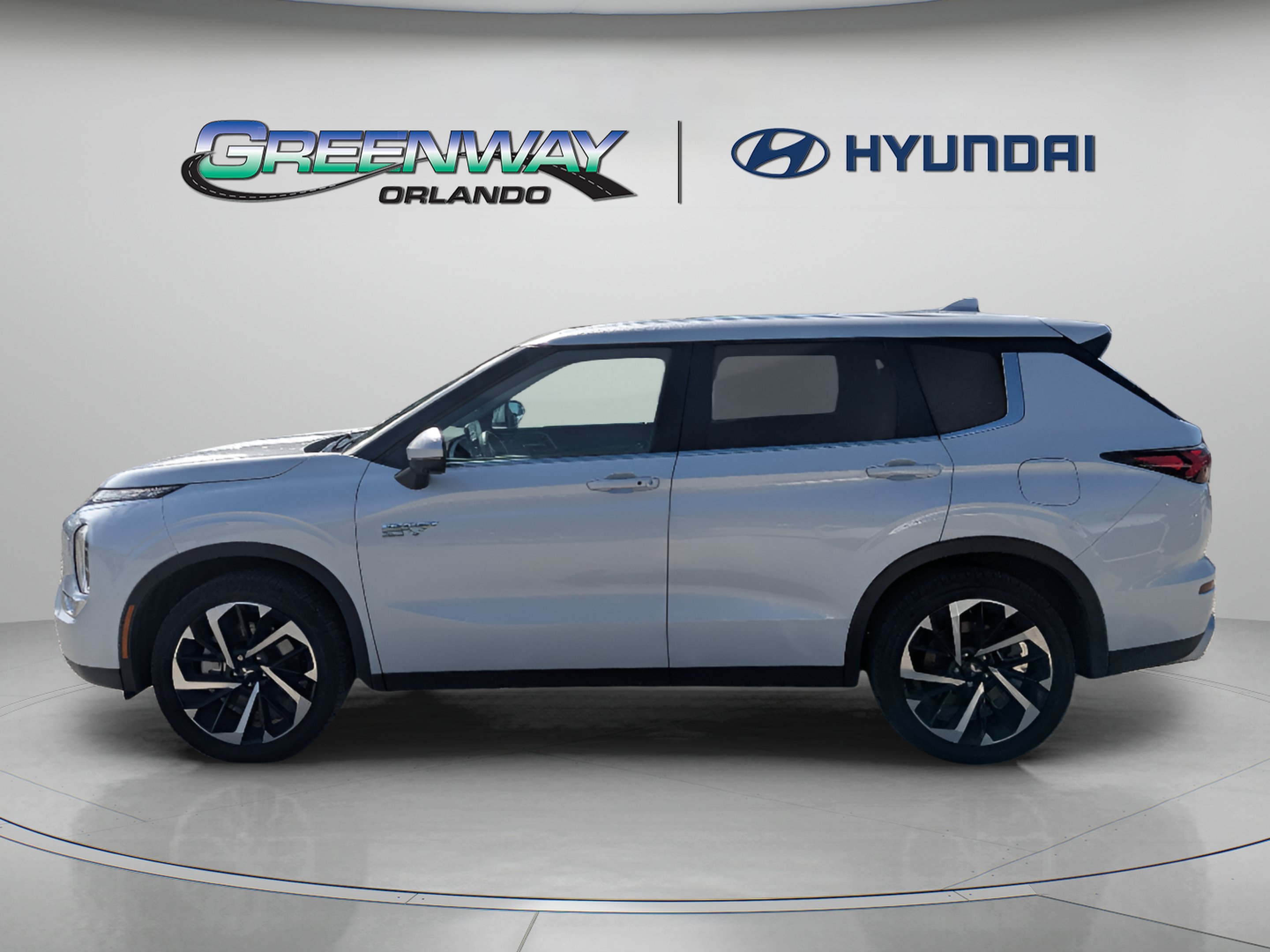 Used 2025 White Mitsubishi SE image 5