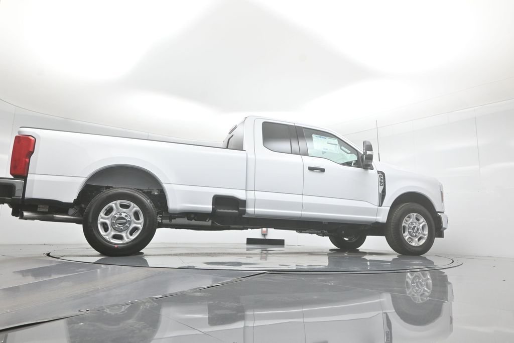New 2026 Oxford White Ford XLT image 44