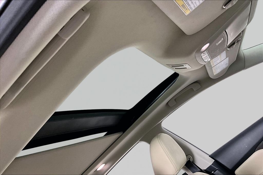 Used 2022 Red Nissan Platinum image 26