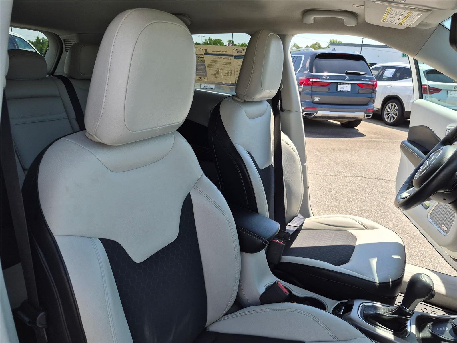 Used 2018 White Clearcoat Jeep Latitude image 34