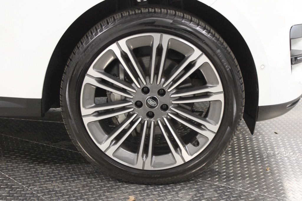 Used 2024  Land Rover SE image 20