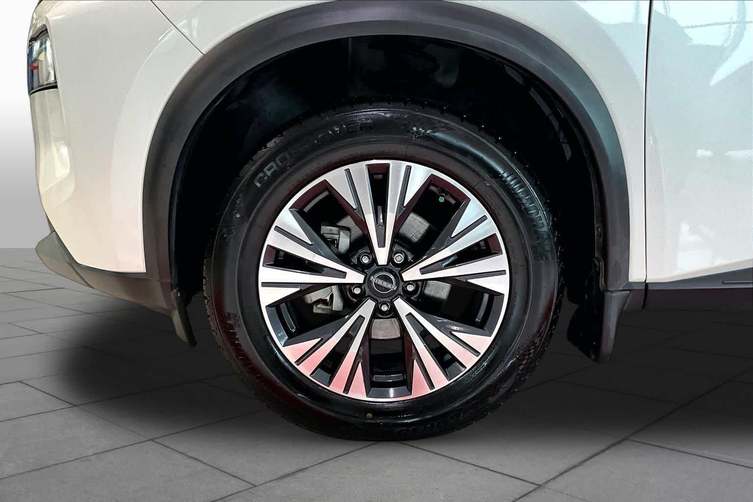Used 2023 Pearl White Tricoat Nissan SV image 10