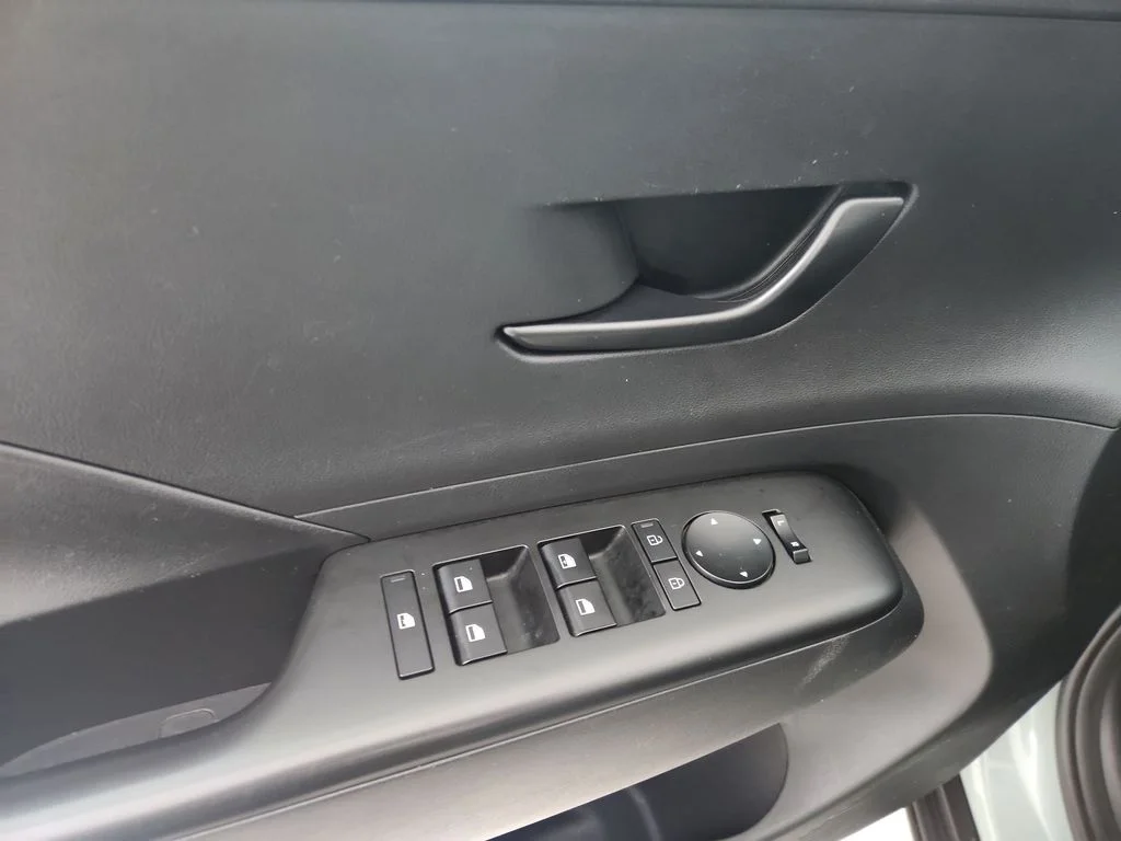 Used 2025 Green Hyundai SEL image 23