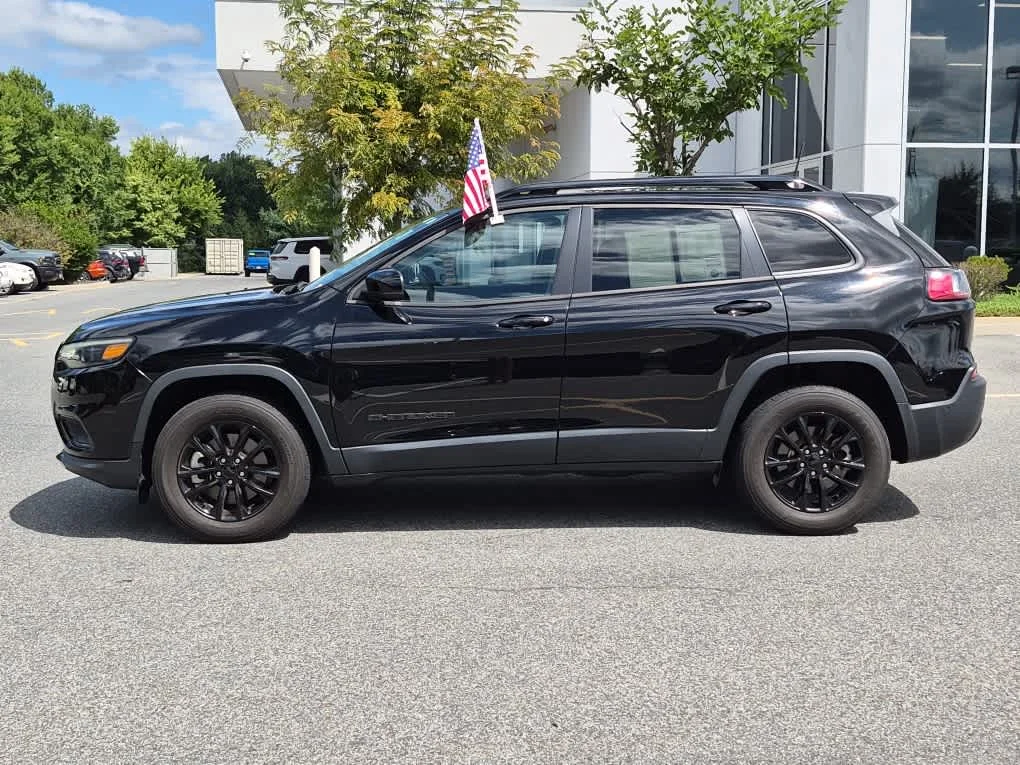 Used 2023 Diamond Black Crystal Pearlcoat Jeep Altitude Lux image 5