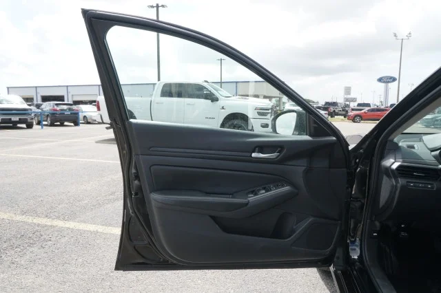 Used 2025 BLACK Nissan SV image 10