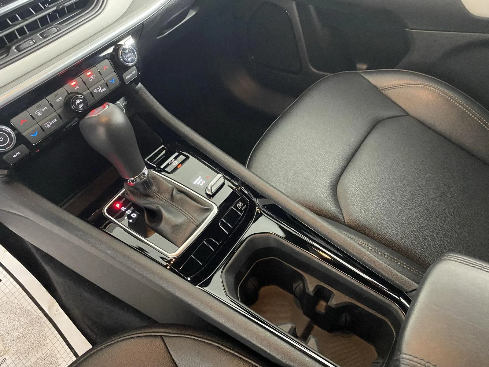 Used 2024 Diamond Black Crystal Pearlcoat Jeep Limited image 21