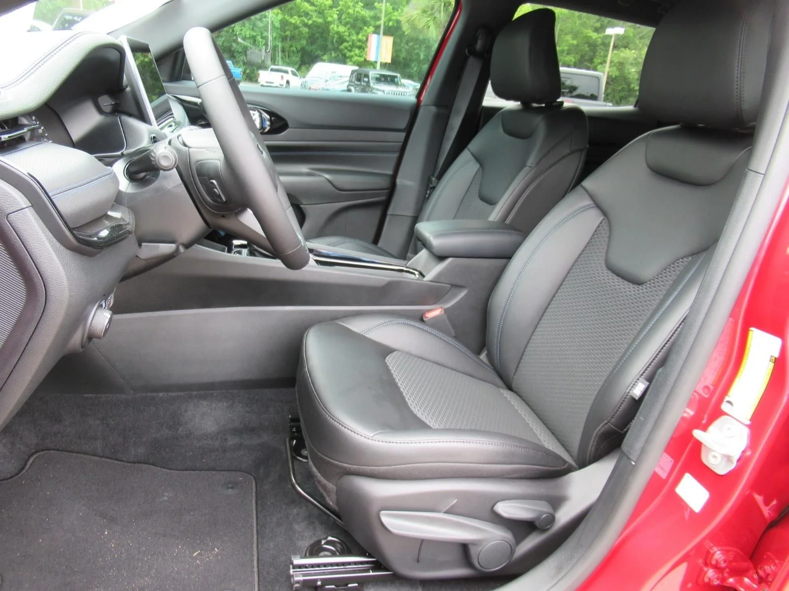 New 2026 Red Hot Pearl-Coat Exterior Paint Jeep Latitude Altitude image 18