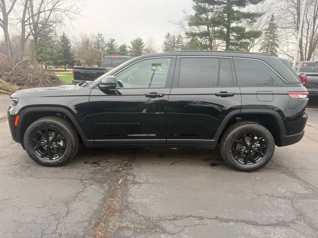 New 2026 Diamond Black Crystal Pearl-Coat Exterior Paint Jeep Altitude image 6