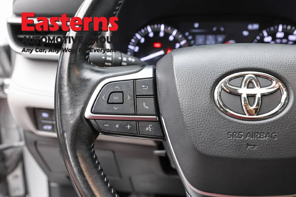 Used 2021 Silver Toyota XLE image 17
