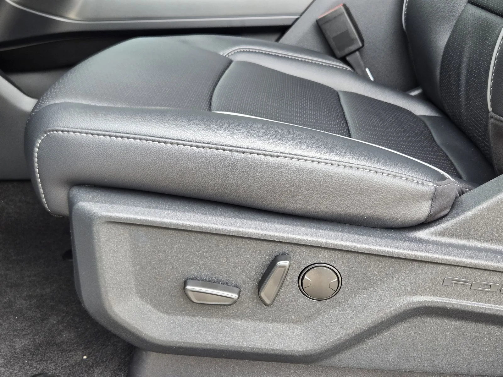 New 2026 Oxford White Ford Lariat® image 16