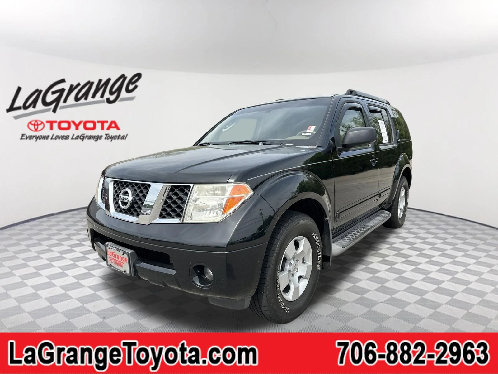 2005 Nissan Pathfinder SE's photo
