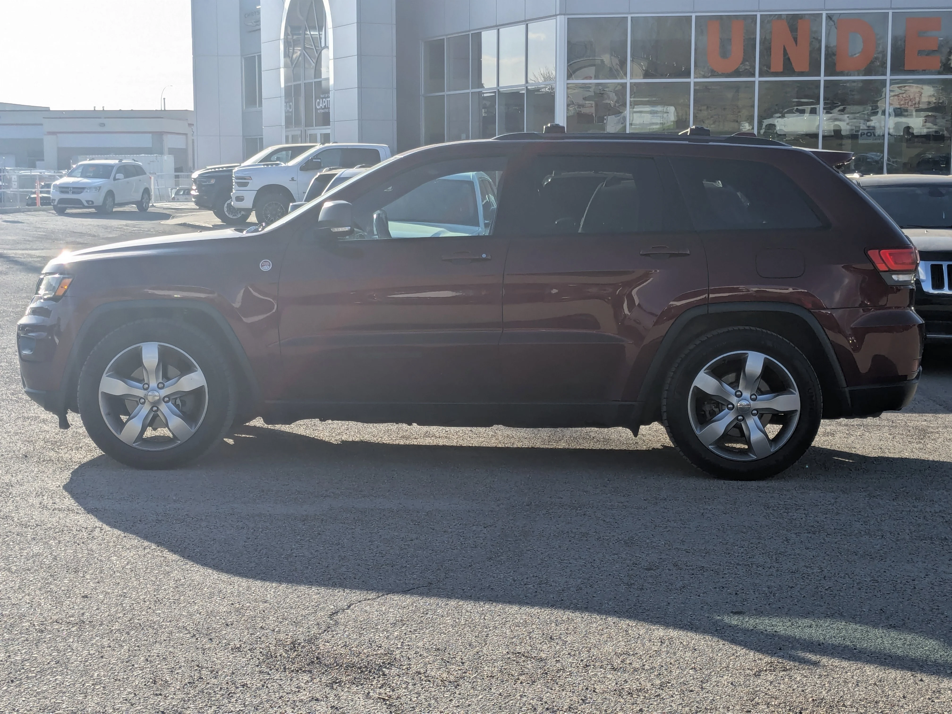 Used 2017 Red Jeep Trailhawk - - Power Sunroof - Uconnect 8.4 Nav - Quadra-Lift Air - 3.6L Pentastar V6 & More image 5