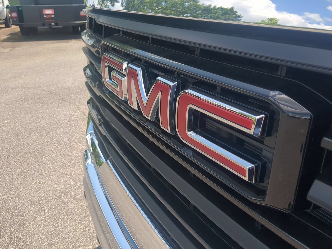 New 2026 Summit White GMC Pro image 29