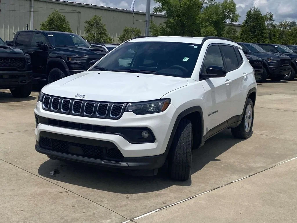 Used 2024 White Jeep Latitude image 3