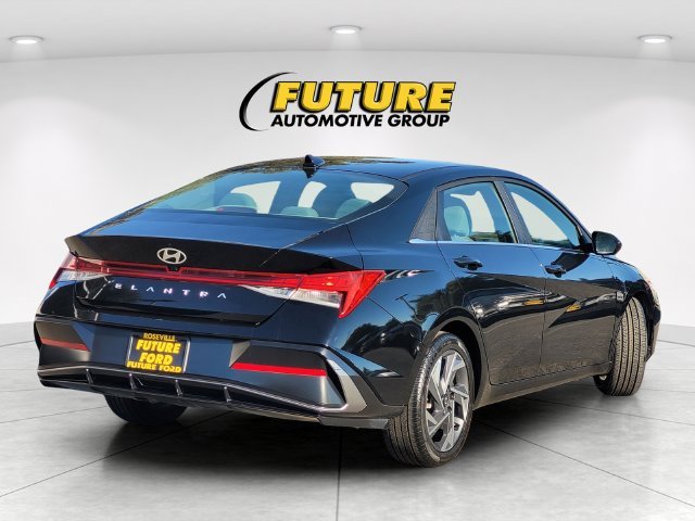 Certified Used 2025 Black Hyundai SEL Convenience image 4