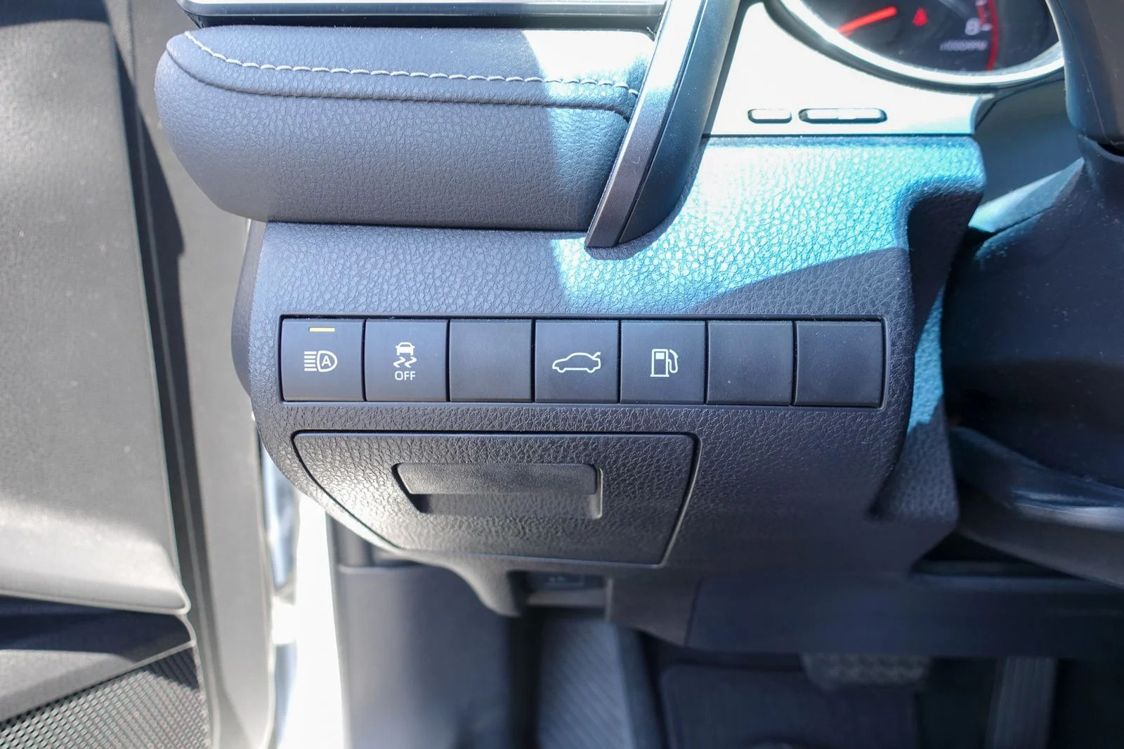 Used 2018 Wind Chill Pearl Toyota XSE image 16