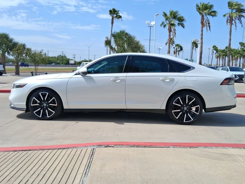 Used 2025 White Honda Touring image 3