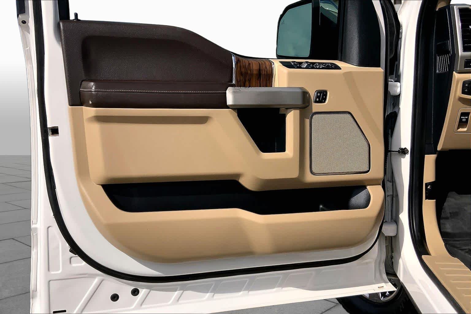 Used 2019 White Platinum Metallic Tri-Coat Ford LARIAT image 22