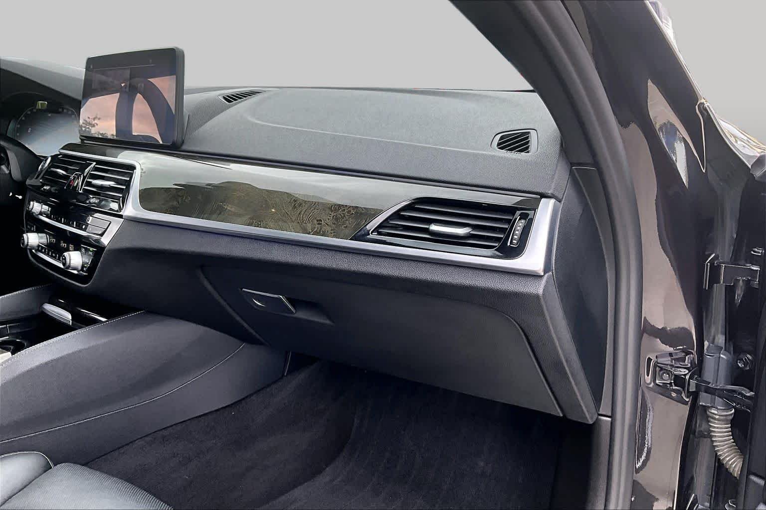 Used 2022 Dark Graphite Metallic BMW 540i image 17