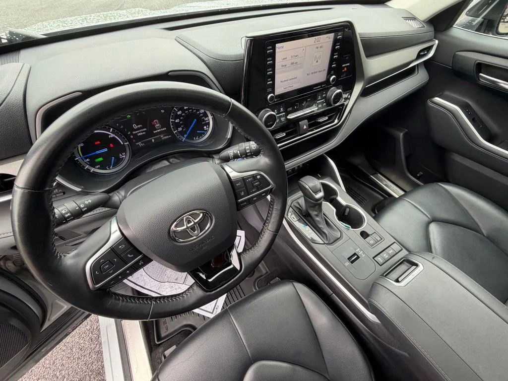 Used 2021 Silver Toyota XLE image 13