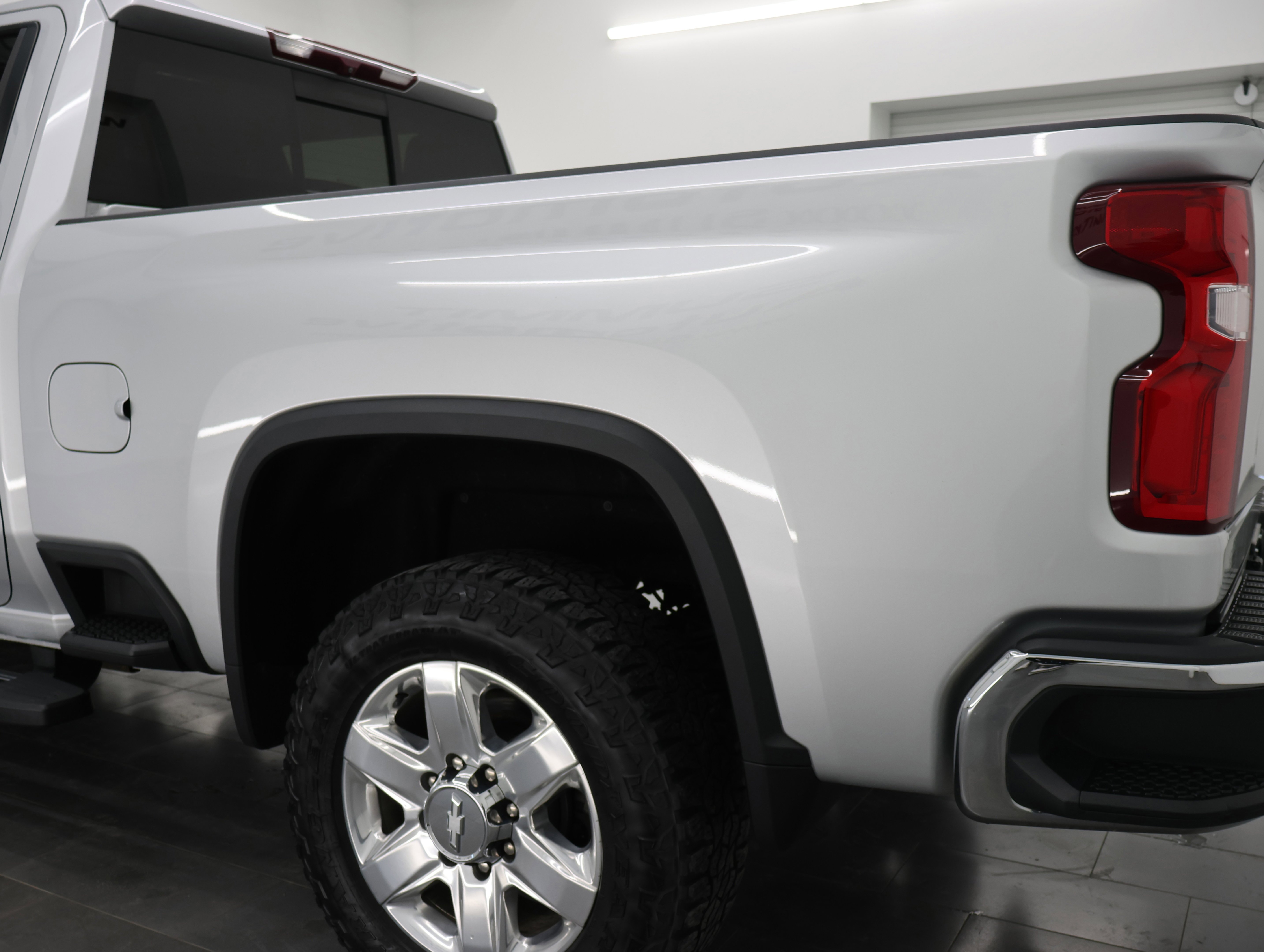 Used 2020 Silver Ice Metallic Chevrolet LTZ: CREW-SHORT-LTZ-Z71-DIESEL-4WD-NAV-HEAT/COOL SEATS-1 OWNER image 34