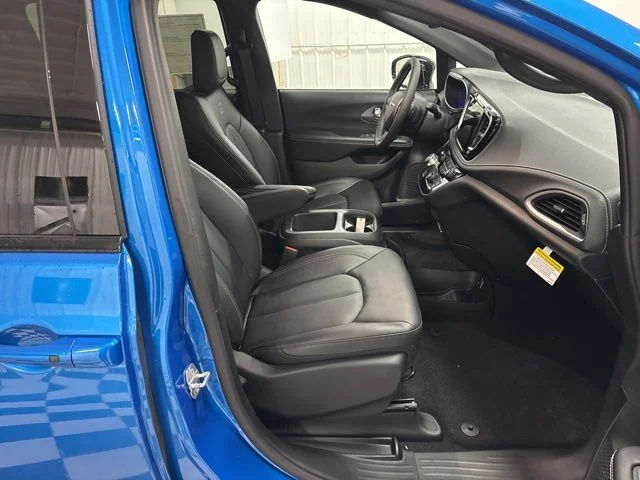 New 2026 Hydro Blue Pearl-Coat Exterior Paint Chrysler Select image 38