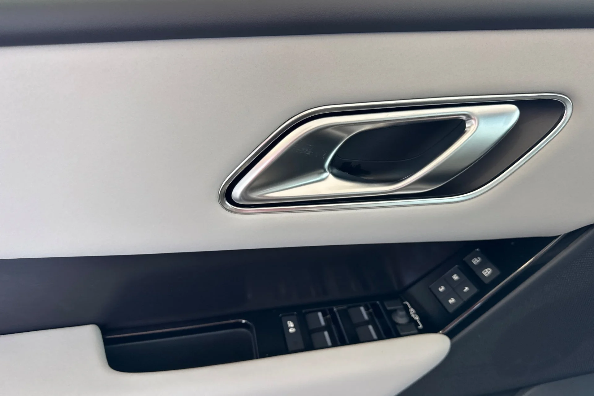 New 2026 Batumi Gold Land Rover Belgravia Edition image 14
