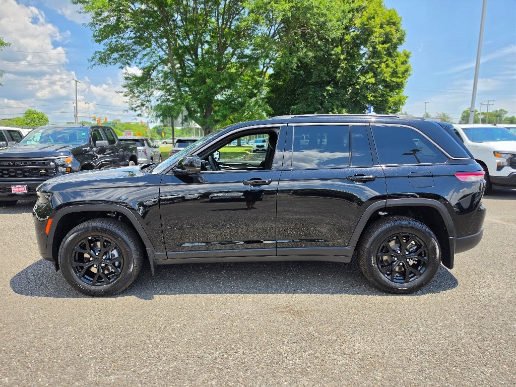 New 2026 Diamond Black Crystal Pearl-Coat Exterior Paint Jeep Altitude image 9