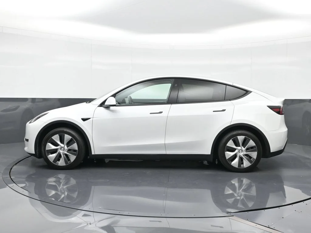 Used 2024  Tesla Standard Range image 3