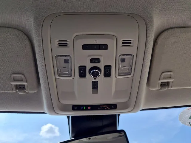 Used 2023 White GMC Denali image 32
