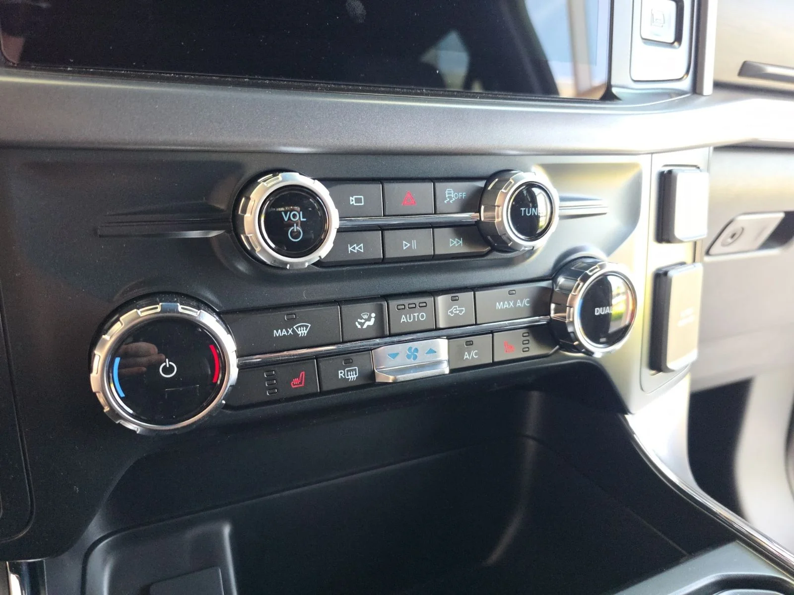 New 2026 Carbonized Gray Metallic Ford XLT image 11