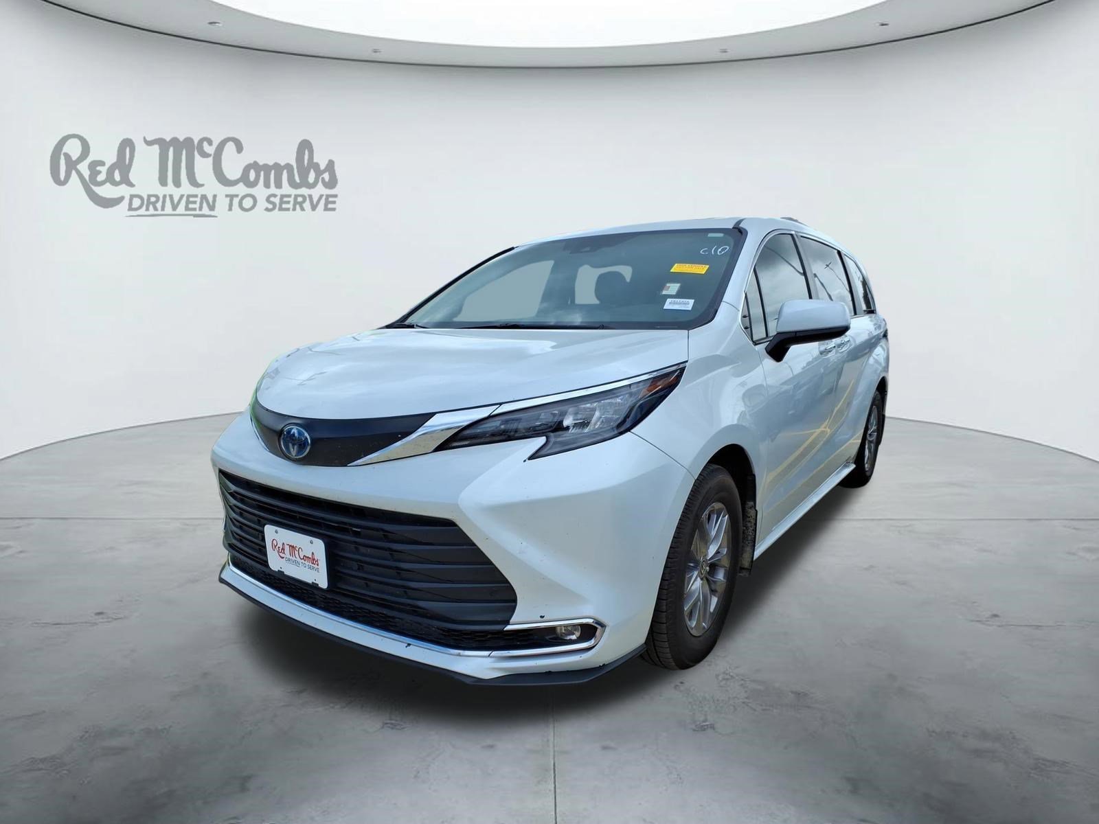 2024 Toyota Sienna XLE 8-Passenger Hybrid FWD's photo