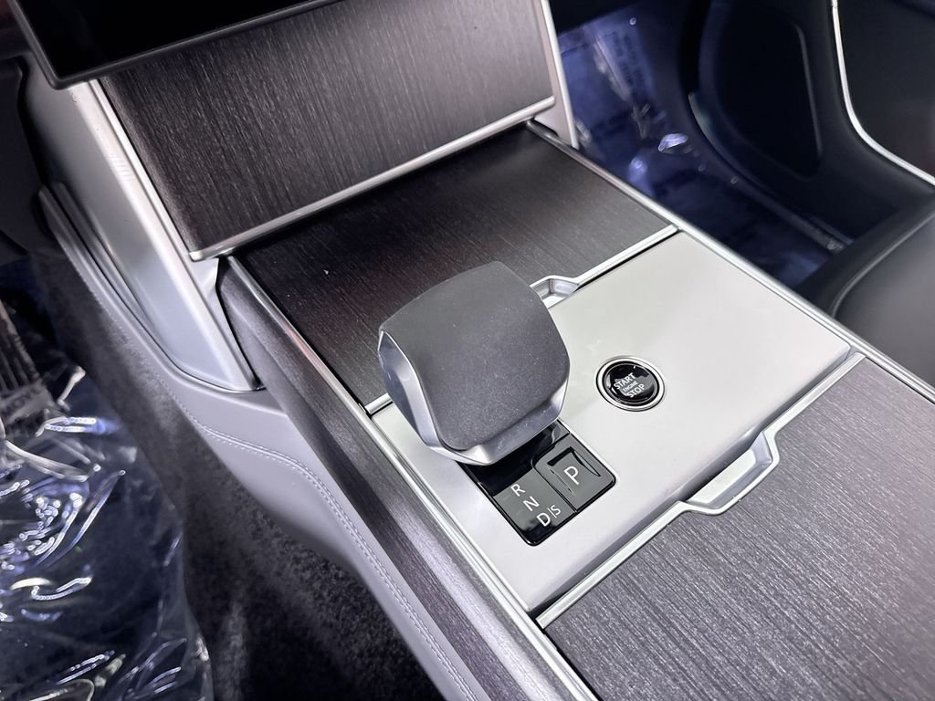 New 2026 SANTORN BLK MET Land Rover SE image 19