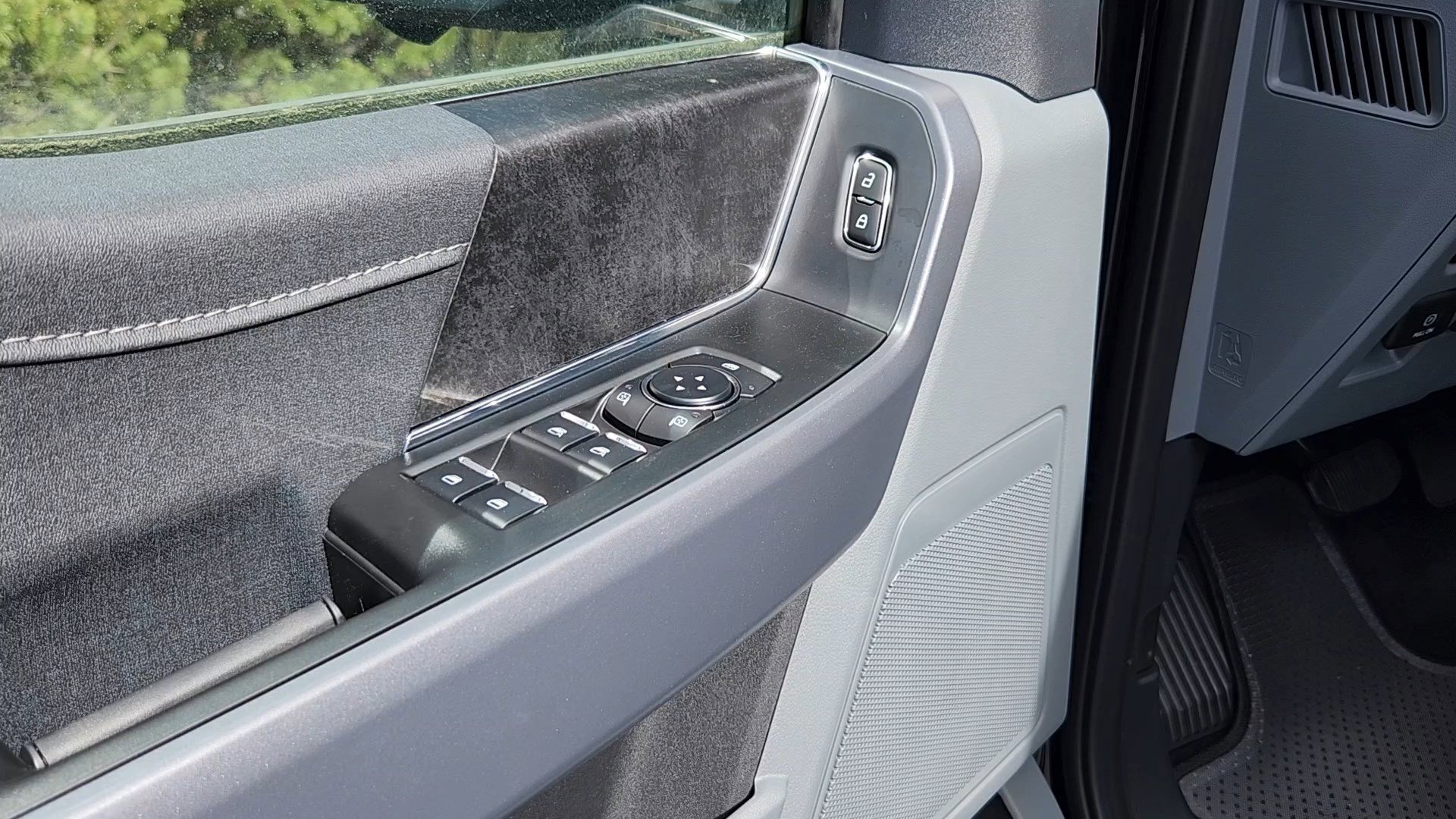 2025 Ford F-150 Lightning XLT - Photo 7