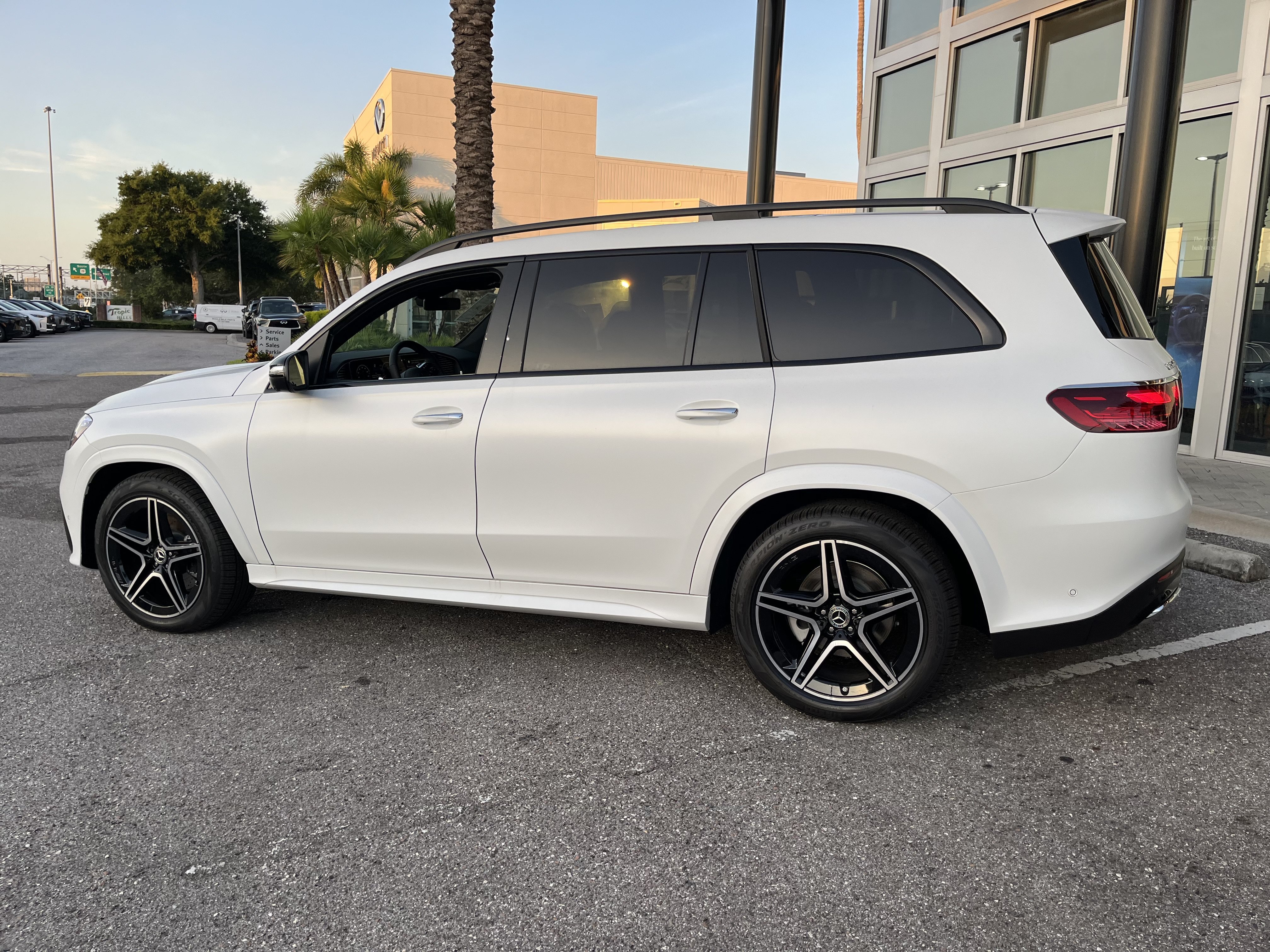New 2026 MOONLIGHT WHITE Mercedes-Benz GLS 450 image 4