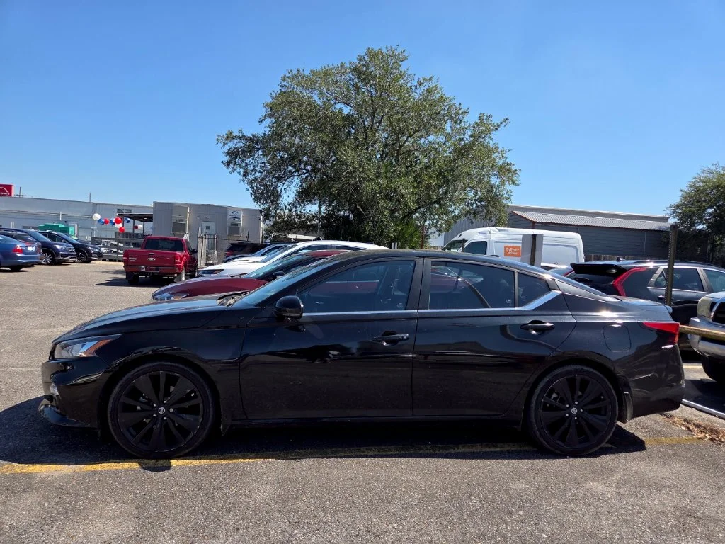 Used 2022 Black Nissan 2.5 SR image 2