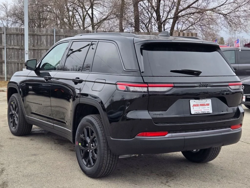 New 2026 Diamond Black Crystal Pearl-Coat Exterior Paint Jeep Altitude image 14