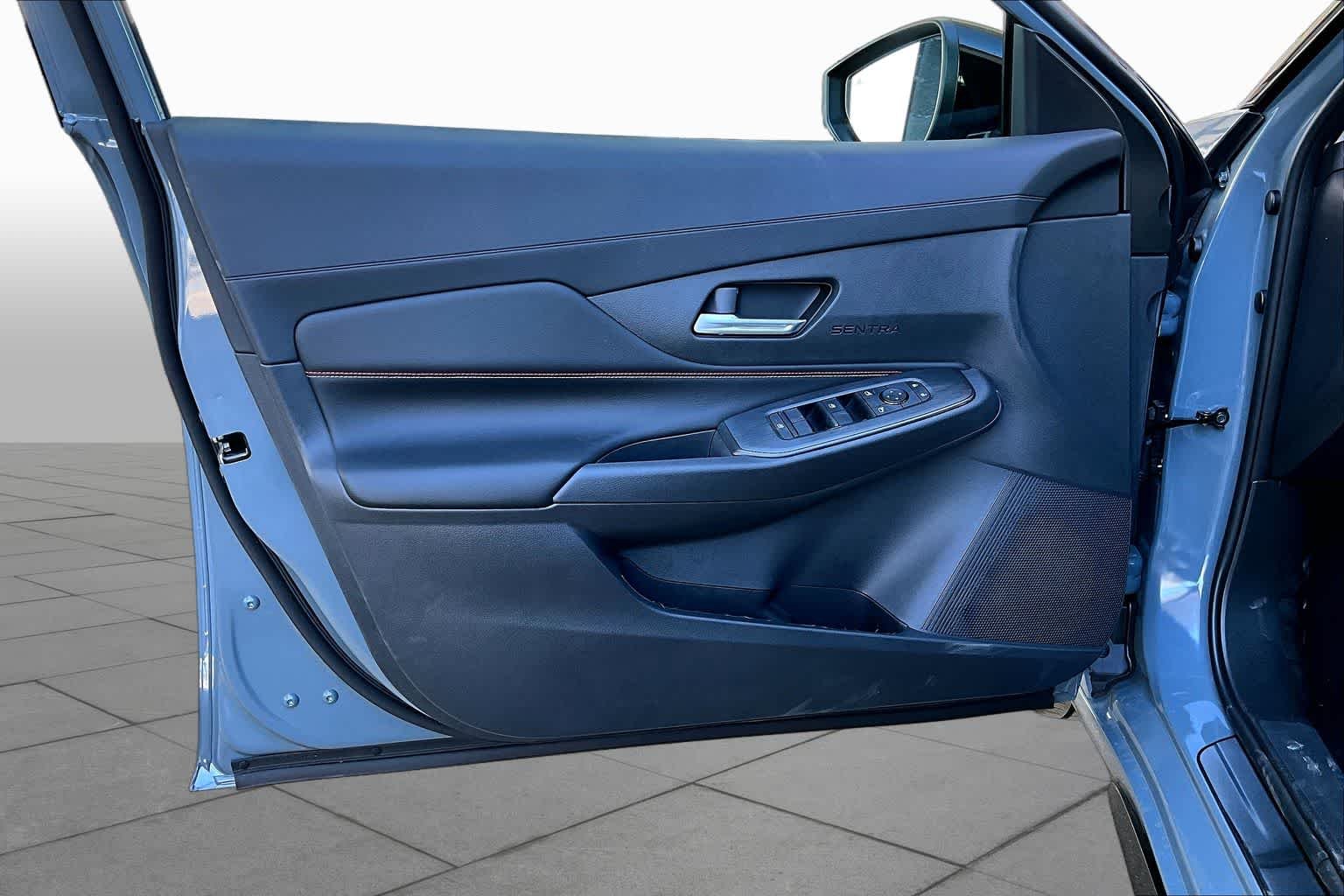 New 2026 Atlantic Gray Metallic / Super Black Two-tone Nissan SR image 13