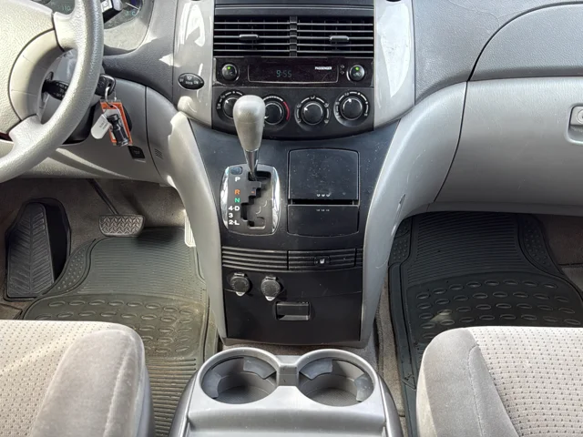 Used 2010 Silver Toyota LE image 29