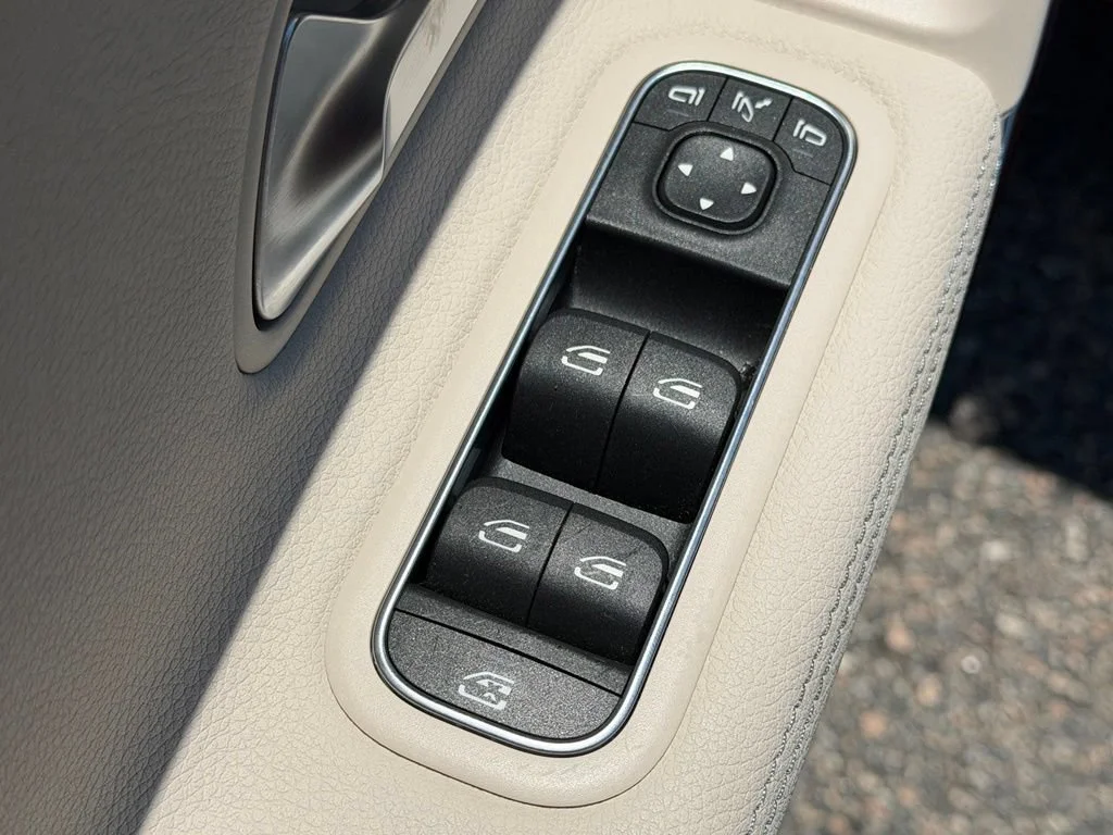 Used 2023 Red Mercedes-Benz 4MATIC® image 23