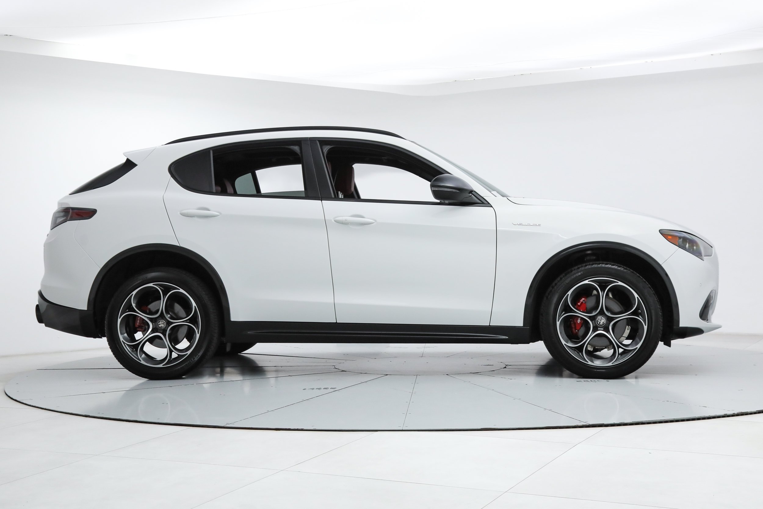New 2025 Milano White Exterior Paint Alfa Romeo  image 6