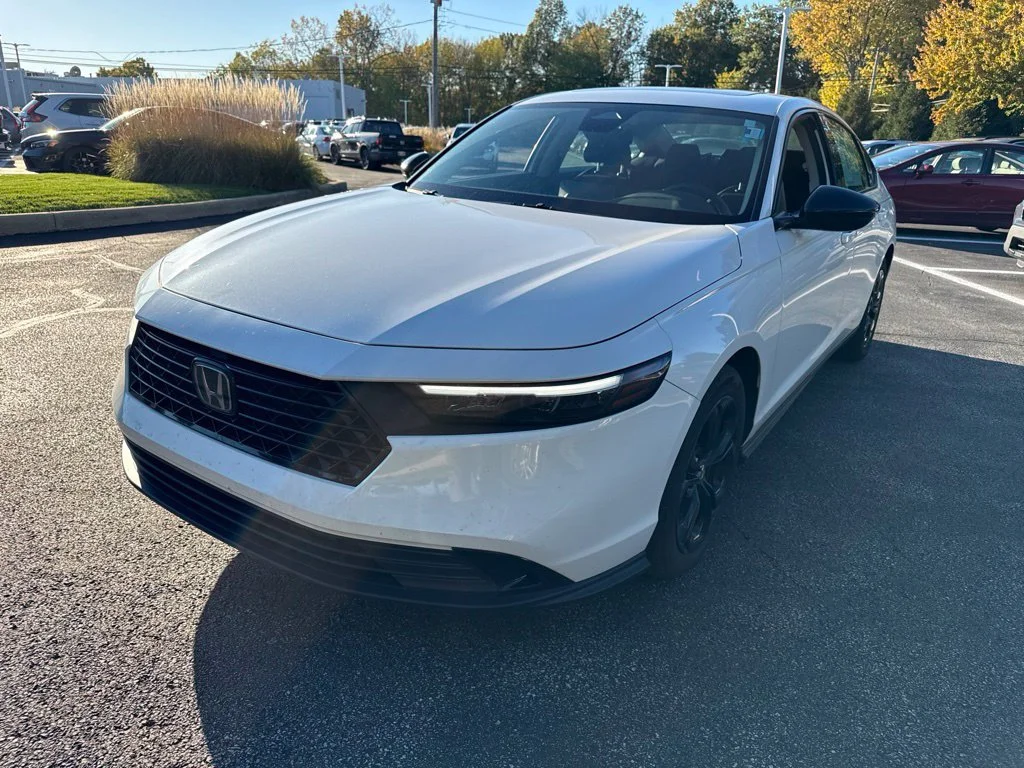 Certified Used 2025 Platinum White Pearl Honda SE image 2