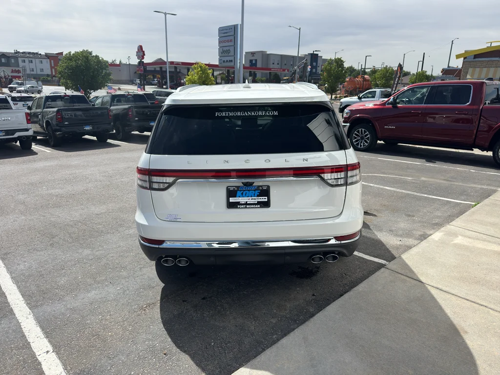 Used 2023 Pristine White Metallic Tri-Coat Lincoln Reserve image 4