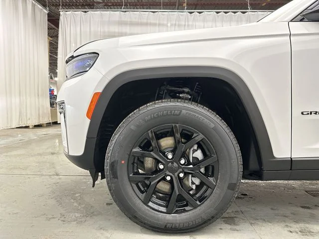 New 2026 Bright White Clear-Coat Exterior Paint Jeep Laredo Altitude image 21