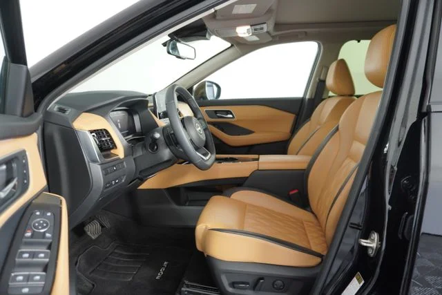 Used 2023 Black Nissan Platinum image 19