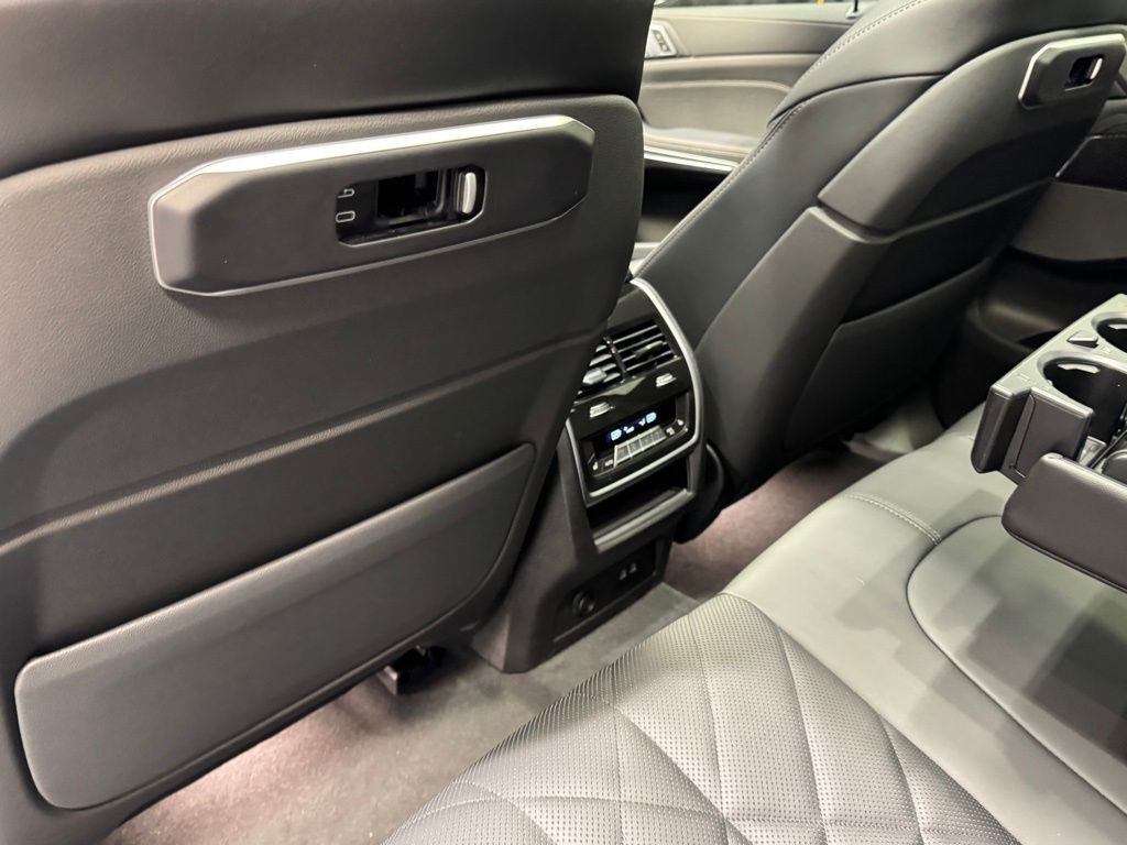 Used 2026 Brooklyn Grey Metallic BMW M60i image 21