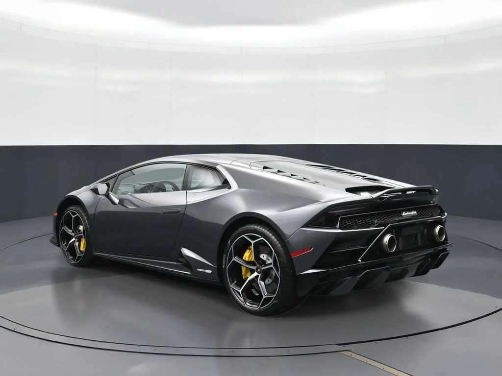 Used 2022  Lamborghini Base image 3