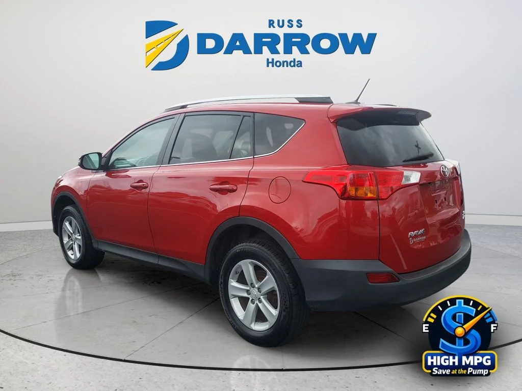 Used 2014 Red Toyota XLE image 3