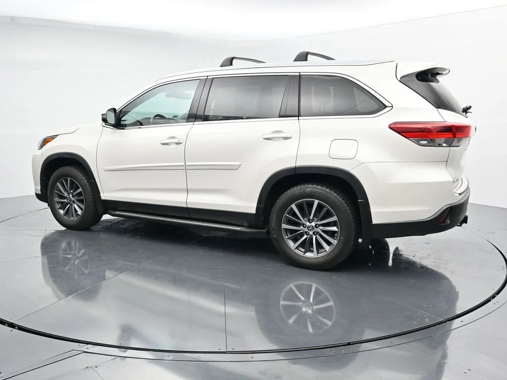 Used 2019 White Toyota XLE image 5